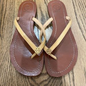 Tan patent leather Tory burch Terra Thongs Sandals size 7m